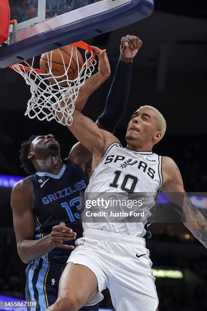 Jeremy Sochan of the San Antonio Spurs dunks during the first half against Jaren Jackson Jr. #13 of the Memphis Grizzlies at FedExForum on January...