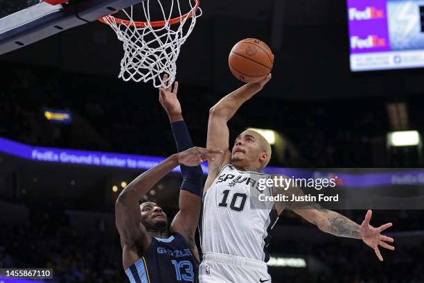 Jeremy Sochan of the San Antonio Spurs dunks during the first half against Jaren Jackson Jr. #13 of the Memphis Grizzlies at FedExForum on January...