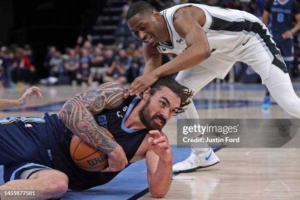 Steven Adams of the Memphis Grizzlies and Keldon Johnson of the San Antonio Spurs fight for the ball during the second half at FedExForum on January...