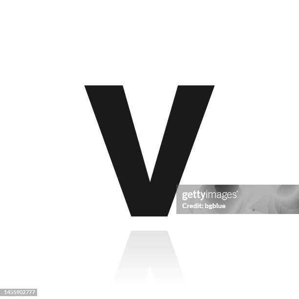 buchstabe v. symbol mit reflexion auf weißem hintergrund - buchstabe v stock-grafiken, -clipart, -cartoons und -symbole