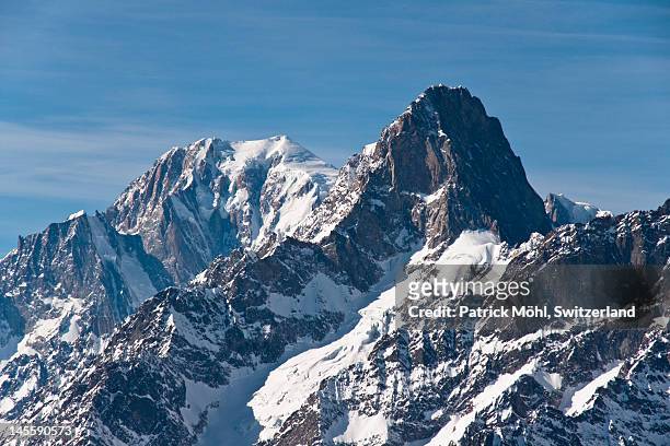 mont blanc and grandes jorasses - mont blanc massiv stock-fotos und bilder