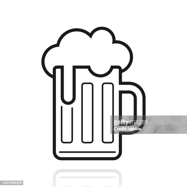 illustrations, cliparts, dessins animés et icônes de tasse de bière. icône avec reflet sur fond blanc - boisson mousseuse