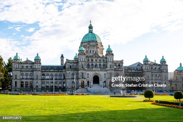 historic parliament building in victoria with colorful flowers, british columbia, canada - sculpture canada foto e immagini stock