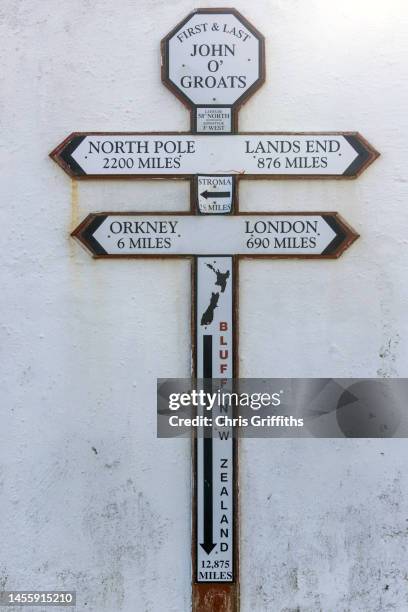 john o'groats, caithness, scotland, uk - distance marker fotografías e imágenes de stock