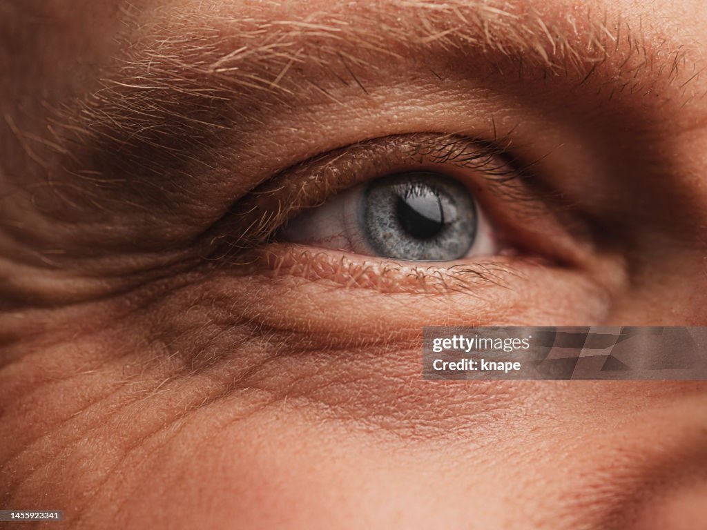 Auge - Makro-Haut- und Gesichtsdetail mit Falten bei reifem Mann