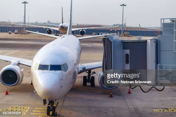 passenger airplane getting ready for flight - aircraft refuelling stockfoto's en -beelden