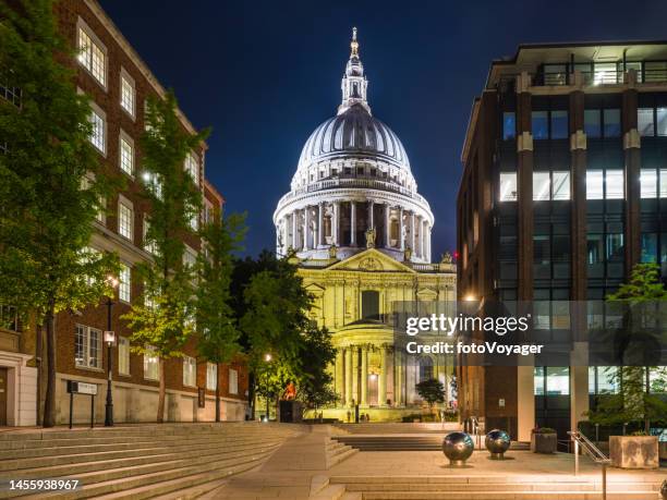 la catedral de londres st pauls iluminó la noche con vistas a las tranquilas calles de la ciudad - st pauls cathedral london fotografías e imágenes de stock