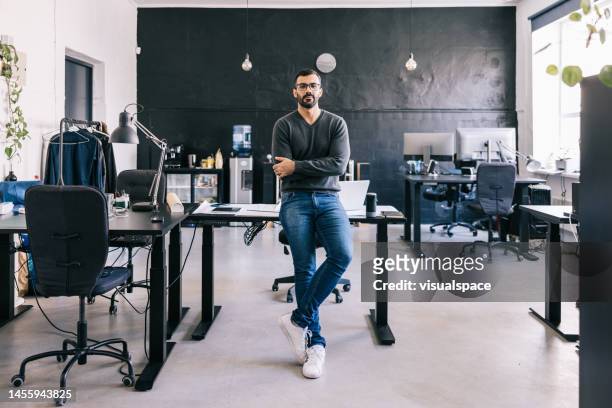 jeune homme d’affaires latin confiant au bureau - portrait studio sourire corporate photos et images de collection