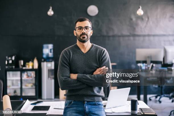 selbstbewusster junger lateinamerikanischer geschäftsmann im büro - handsome man stock-fotos und bilder