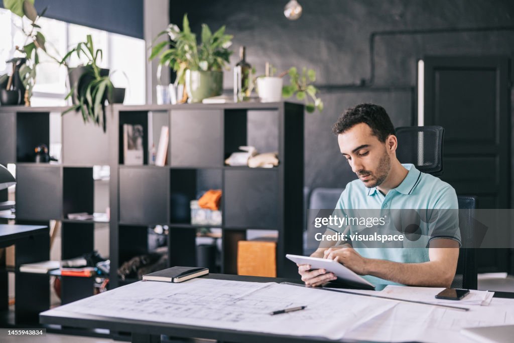 Lateinischer Unternehmer, der seine Arbeit im Coworking-Büro erledigt.