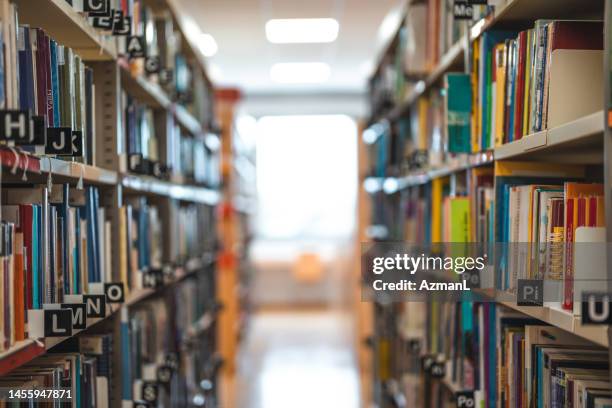 salle de lecture vide dans une bibliothèque - bookshelf photos et images de collection