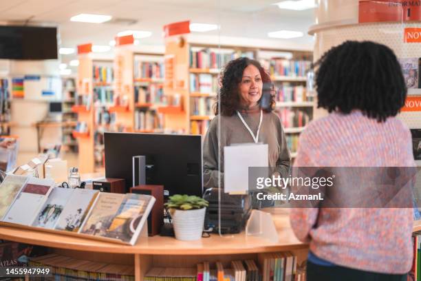 コスチュームに仕える50代のラテン系女性司書 - librarian ストックフォトと画像