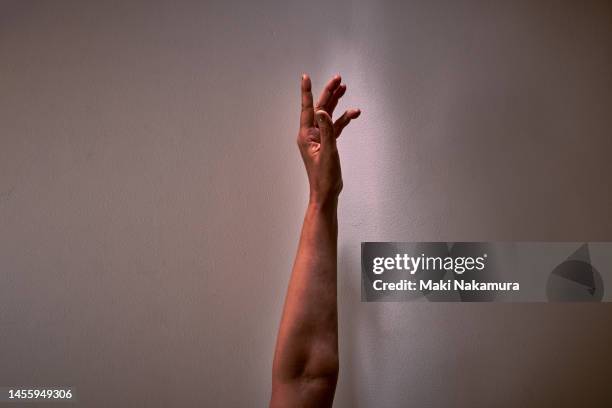 hands outstretched toward the heavens. - 調布 fotografías e imágenes de stock