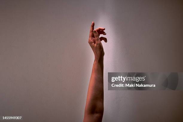 hands outstretched toward the heavens. - 調布 stockfoto's en -beelden