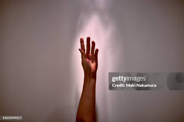 hands outstretched toward the heavens. - 調布 stockfoto's en -beelden