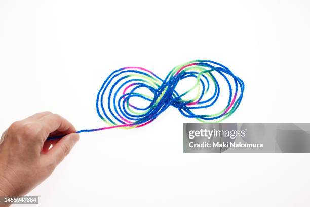 hands manipulating colorful threads. - 調布 fotografías e imágenes de stock