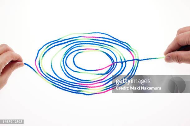 hands manipulating colorful threads. - 調布 stockfoto's en -beelden