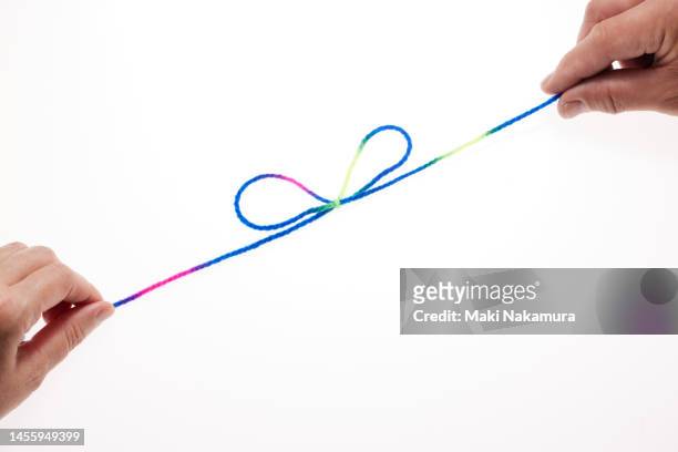 hands manipulating colorful threads. - 調布 stockfoto's en -beelden