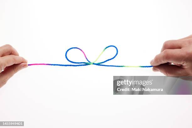 hands manipulating colorful threads. - 調布 stockfoto's en -beelden