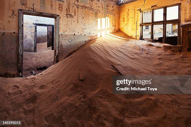 room of requirement - kolmanskop namibia photos et images de collection