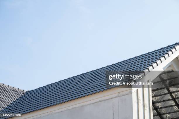 the roof of the house at new residential home under construction. - wasserdicht stock-fotos und bilder