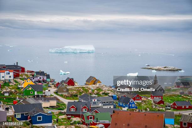 grönland ilulissat bunte stadtbild ansicht - ilulissat stock-fotos und bilder