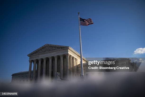 the u.s. supreme court building - oberster gerichtshof der vereinigten staaten stock-fotos und bilder