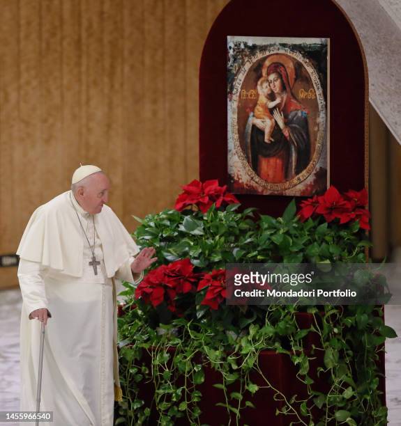 Pope Francis prays in front of the icon of the Madonna del Popolo, venerated by Belarusians and Ukrainians, during the general audience in the Paul...