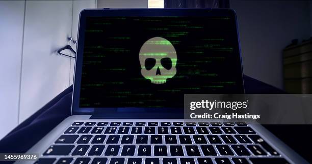 laptop technology suffering cyber attack hacker ransomware event - tóxico concepto social fotografías e imágenes de stock