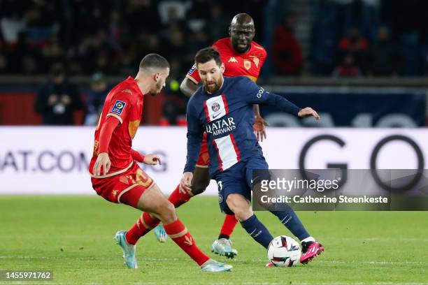 Lionel Messi of Paris Saint-Germain controls the ball against Waniss Taibi of Angers SCO during the Ligue 1 match between Paris Saint-Germain and...