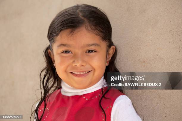 ein süßes junges mädchen - tiny mexican girl stock-fotos und bilder