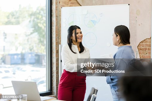 CEO estrecha la mano de una empleada CEO estrecha la mano de una empleada