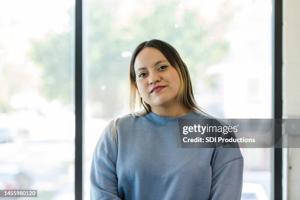 portrait serious young adult female social worker - maatschappelijk werker stockfoto's en -beelden