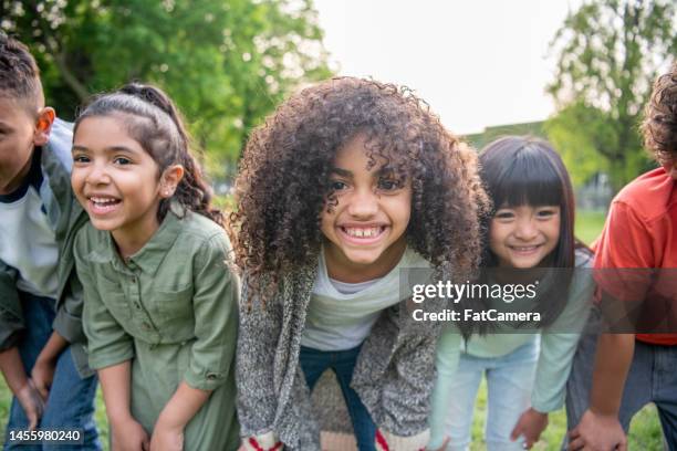 outdoor kinderportrait - bub 8 jahre stock-fotos und bilder