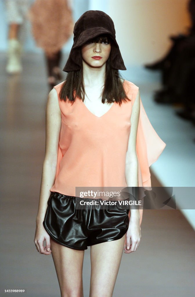 Spring 2002 A model walks the runway during the Guerriero Ready to Wear... ニュース写真 ...