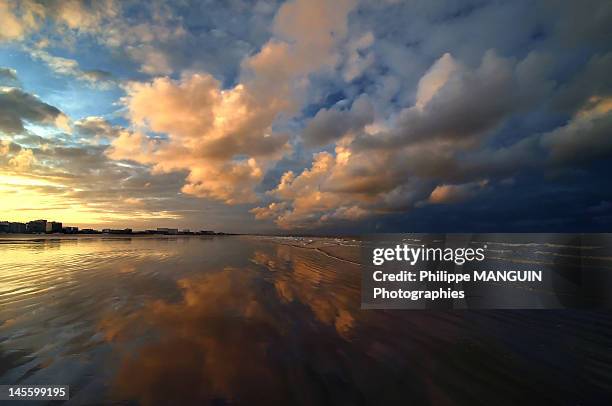 sunrise on beach - vendée fotografías e imágenes de stock