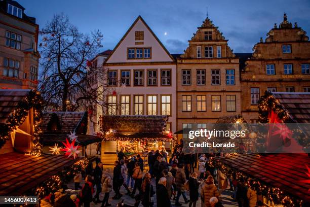 a german xmas market square in bielefeld - bielefeld 個照片及圖片檔