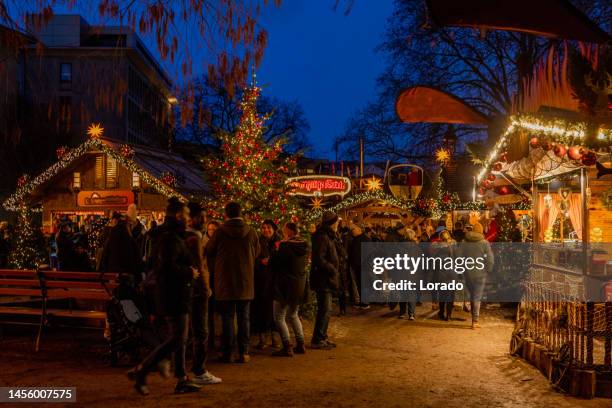 ein deutscher weihnachtsmarktplatz in bielefeld - christkindlmarkt stock-fotos und bilder