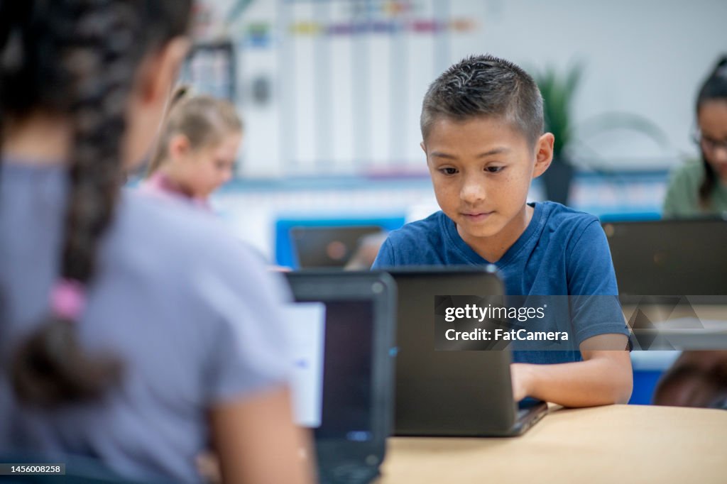 Estudiantes de primaria en un laboratorio de computación
