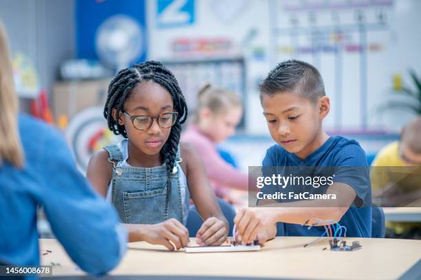 students working on stem projects - small kids classroom stock pictures, royalty-free photos & images