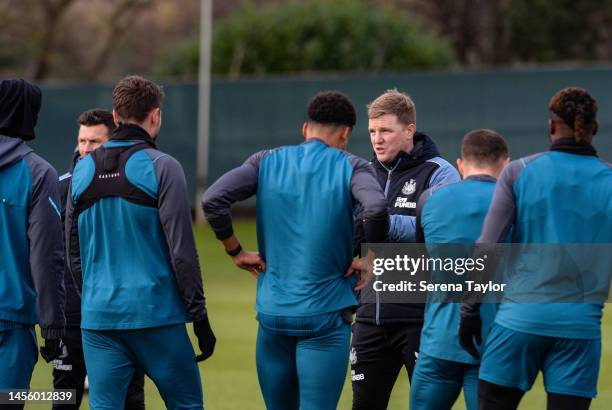 Newcastle United Head Coach Eddie Howe talks to the players during the Newcastle United Training Session at the Newcastle United Training Centre on...