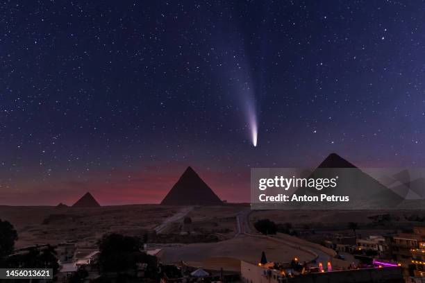 comet c/2022 e3 (ztf) over pyramid complex of giza. cairo, egypt - comite foto e immagini stock