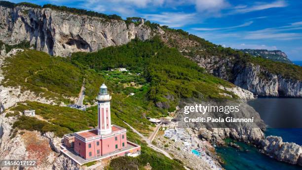 erstaunliche luftaufnahme der küste von capri entlang des leuchtturms in der sommersaison. - capri stock-fotos und bilder