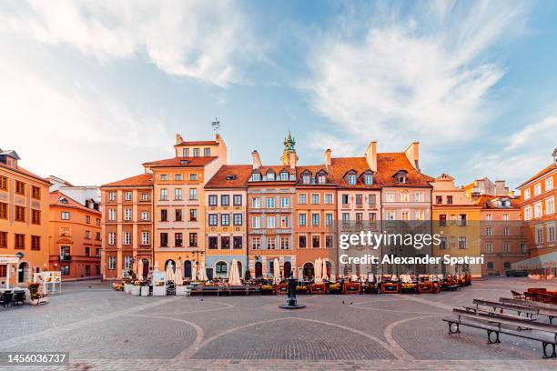 multicolored vibrant houses at rynek starego miasta (old town market square) in warsaw, poland - polonia warszawa fotografías e imágenes de stock