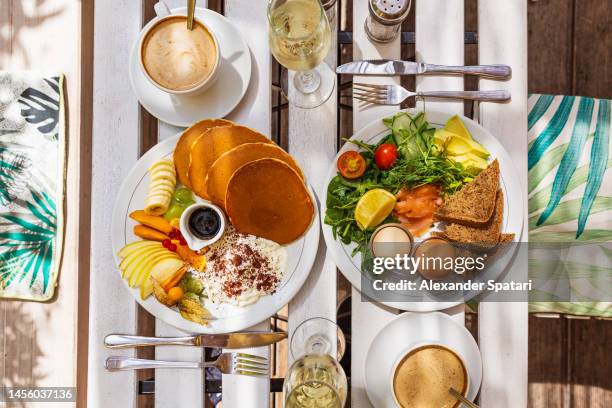 luxury brunch with champagne served in a restaurant, directly above table top view - brunch fotografías e imágenes de stock