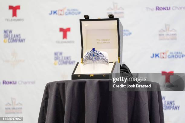 Titleholder Example Trophy Crown Miss Universe Photos and Premium High Res Pictures - Getty Images