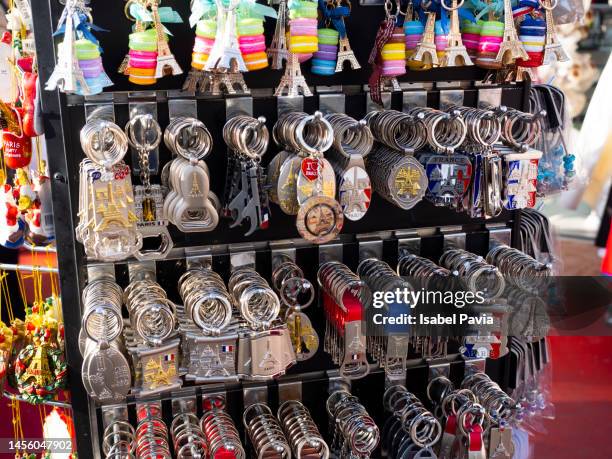 retail display of souvenir key rings in paris - gift shop 個照片及圖片檔