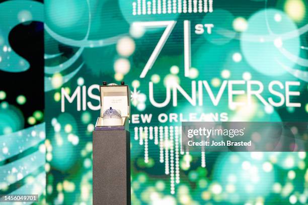 Titleholder Example Trophy Crown Miss Universe Photos and Premium High Res Pictures - Getty Images