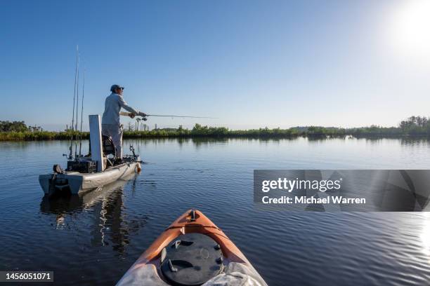 stand-up-kajakfahrer angeln in florida - crystal river florida stock-fotos und bilder