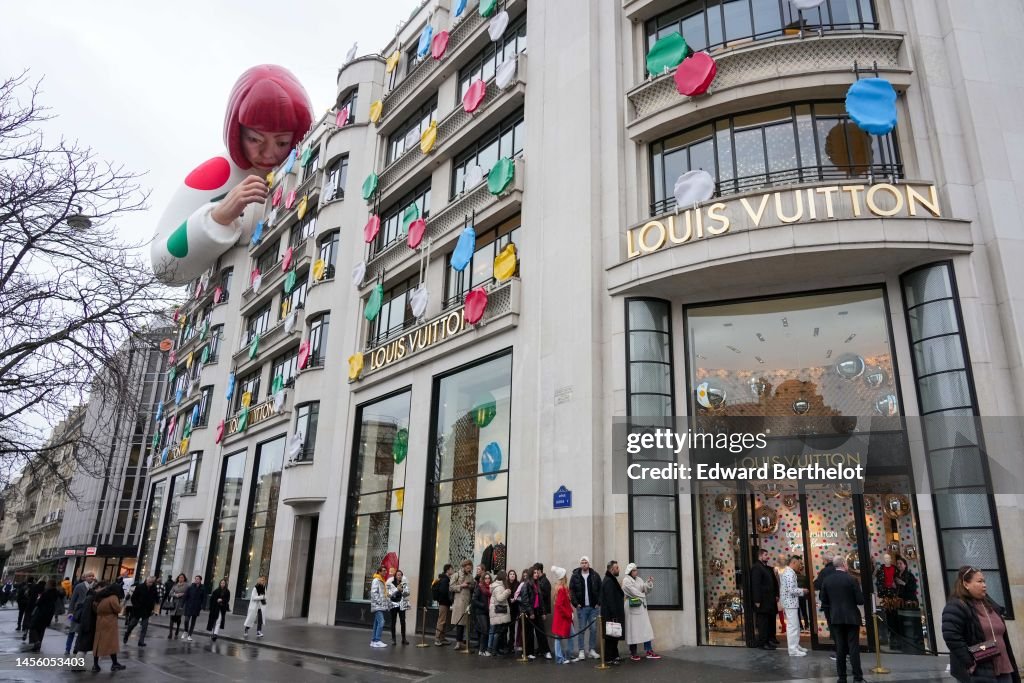 A Yayoi Kusama sculpture is displayed on the top of the Louis Photo  d'actualité - Getty Images